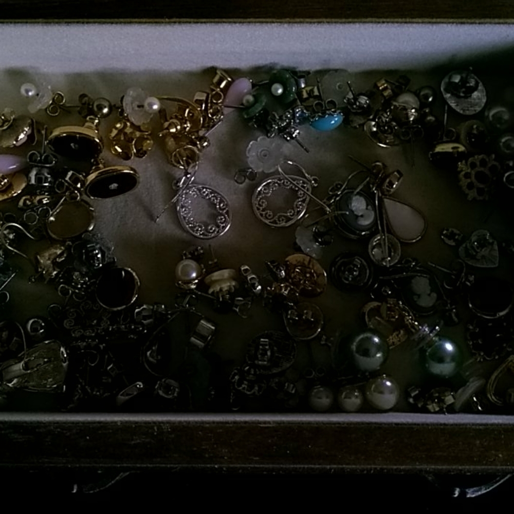 Jewelry box with bundle of earrings